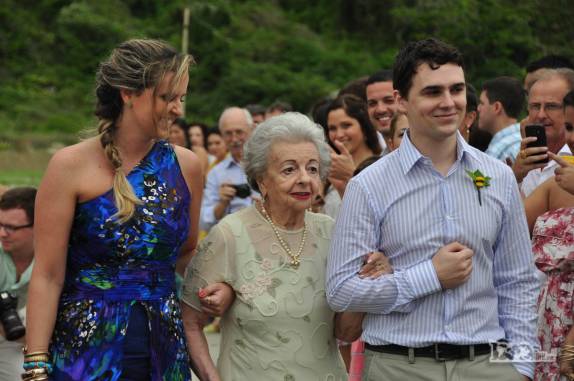 O Beto (irmão da Laura) e a Beta (irmã do Rafa) trazem a avó Ruth para a cerimônia de casamento na Praia Grande, na Ilha do Mel, no litoral do Paraná